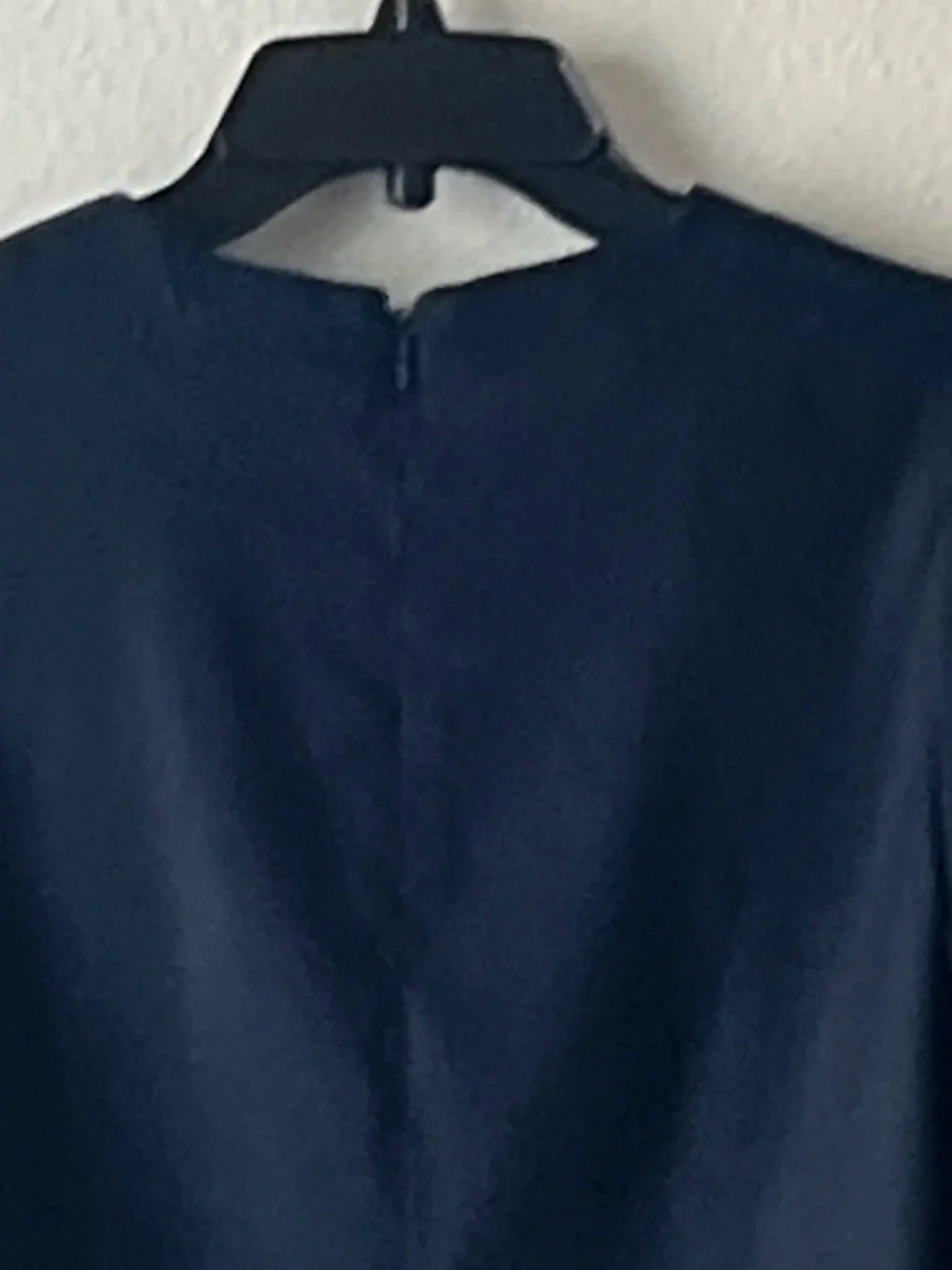 ANTONIO MELANI Super Cute Navy V-Neck Tie-Front Blouse, Size M - Picture 9 of 12
